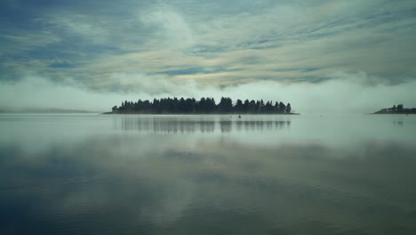 Calmante-Niebla-Amanecer-Despejando-En-El-Lago-Zoom-Tiro-Australia-Lago-Jindy-Hermosa-Por-Taylor-Brant-Película