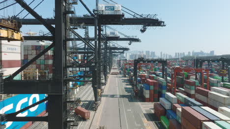 Niedrige-überführung-Des-Act-Container-Port-Terminal-In-Hong-Kong-Mit-Containerverladung-Tagsüber