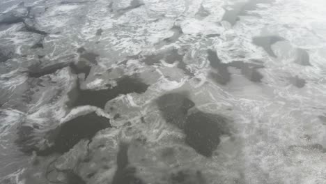 Kippen-An-Die-Oberfläche-Von-Schmelzendem-Eis-Auf-Einem-Kleinen-See