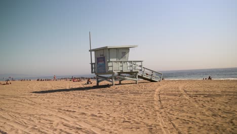 4k-static-video-of-a-blue-lifeguard-hut-on-Venice-beach-in-Los-Angeles,-California