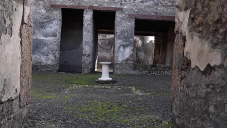 Pompei,-Italien-Drei-Fenster-In-Der-Umgebung
