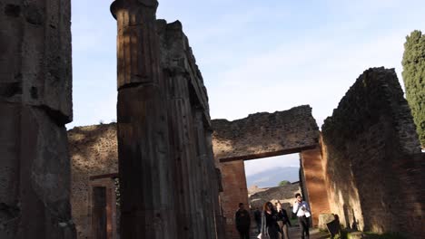 Pompei,-Italia-Con-Una-Inclinación-Y-Una-Panorámica-De-Derecha-A-Izquierda