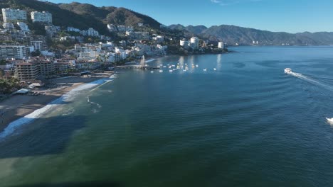 Playa-De-Los-Muertos-Strand-Und-Pier-In-Der-Nähe-Des-Berühmten-Puerto-Vallarta-Malecon,-Dem-Größten-öffentlichen-Strand-Der-Stadt