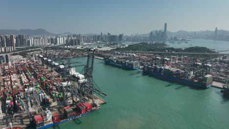 Weitwinkel-Panoramaaufnahme-Von-Containerladevorgängen-Am-Act-Container-Port-Terminal