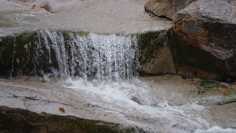 Zeitlupenwasserfall-Aus-Einem-Fluss,-Der-Wasser-über-Felsen-Fließt
