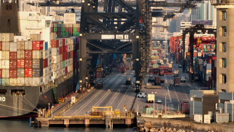 Schwenk-Mit-Parallaxe---Neokastro-Containerschiff-Im-Hongkonger-Containerhafen-Während-Der-Goldenen-Stunde