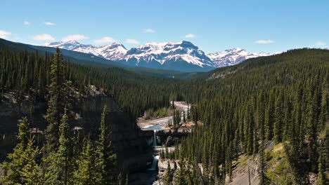 Panoramablick-Auf-Sichelförmige-Wasserfälle-Mit-Bergen-Im-Hintergrund