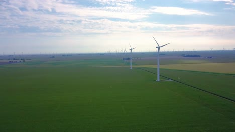 Luftaufnahme,-Die-Eine-Reihe-Von-Windturbinen-Mit-Alternativer-Energie-Auf-Landwirtschaftlichem-Ackerland-In-Lafayette,-Indiana,-Hinunterfliegt