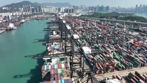 Weitwinkel-Drohnenschwenk-über-Dem-Geschäftigen-Containerhafen-Von-Hongkong-An-Einem-Hellen,-Sonnigen-Tag