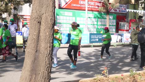 Marathon-5-Km-Frau-In-Addis-Abeba-Junge-Und-Alte-Frau,-Die-An-Einem-Wanderereignis-Teilnimmt
