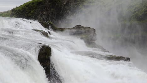 Statischer-Schuss-Von-Wasser,-Das-Tagsüber-Durch-Felsen-In-Den-Gullfoss-fällen-In-Island-Fließt