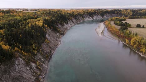 Flusstal-In-Devon-Alberta-Im-Herbst