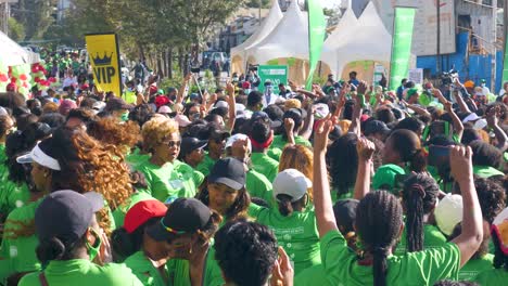 Las-Niñas-Etíopes-Saltando-Y-Aplaudiendo-Maratón-De-Addis-Abeba,-Etiopía