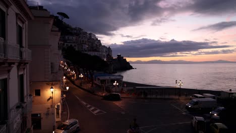 Amalfi,-Italien-Zeitraffer-Mit-Sonnenaufgang-Und-Autos
