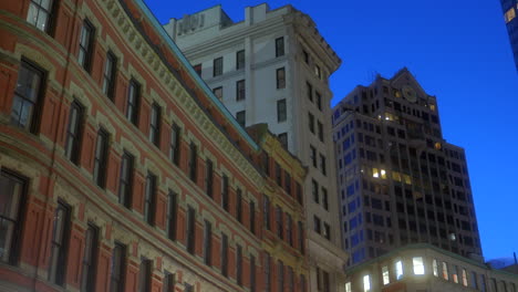 Skyline-Fassaden-Der-Stadt-Während-Der-Nacht-In-Boston,-Massachusetts,-Vereinigte-Staaten