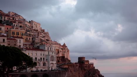 Amalfi,-Italia-Timelapse-Al-Amanecer-Con-Casas-Y-Nubes