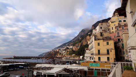 La-Ciudad-De-Amalfi,-Italia-Timelapse-Con-Ciudad-Y-Nubes