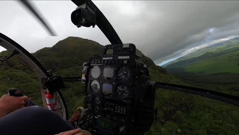 Helicóptero-Vuela-Sobre-El-Paisaje-Verde-En-Kauai-Hawaii
