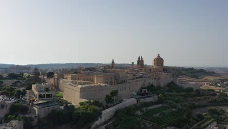 Aufsteigende-Luftaufnahme-Der-Festung-Mdina-In-Malta-Mit-Neigung-Nach-Unten