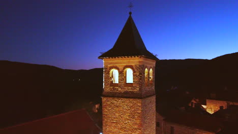 Flug-über-Eine-Kirche-In-Einem-Bergdorf-In-Den-Spanischen-Pyrenäen-Bei-Sonnenuntergang
