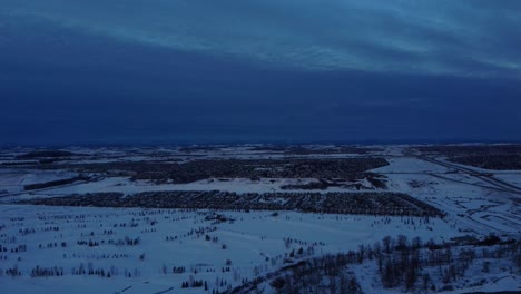 Drohnenaufnahmen-Von-Calgarys-Gemeinde-Während-Eines-Wunderschönen-Wintersonnenaufgangs-In-Einem-Winterwunderland