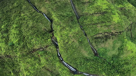 Vista-Aérea-De-Cascadas-En-Colinas-Y-Paisajes-Verdes-En-Kauai-Hawaii