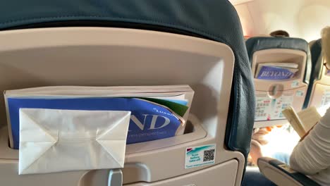 Viajar-Con-Luxair-Airlines,-Asiento-De-Avión-En-Un-Avión-Boeing,-Vuelo-De-Vacaciones,-Toma-De-4k