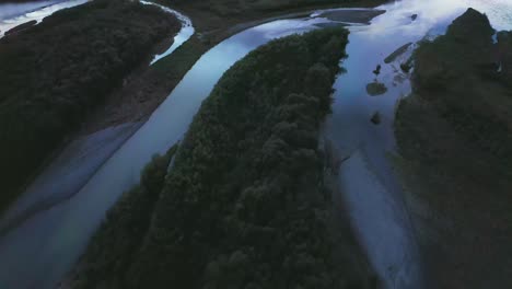 Fliegen-über-Dem-Fluss,-Der-Ins-Schwarze-Meer-Fließt,-Gegen-Farbenprächtigen-Sonnenuntergang