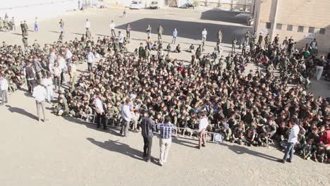 Jemenitische-Schule-Morgens-Schülerschlange-Einheitliche-Linien-Schwenk