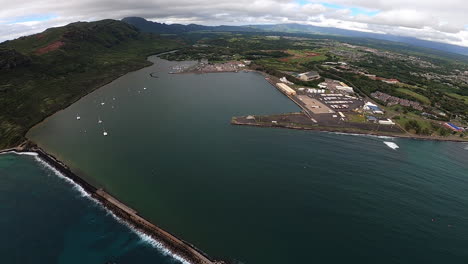 Vista-Aérea-Del-Océano-Y-Del-Puerto-Deportivo-En-Kauai-Hawaii