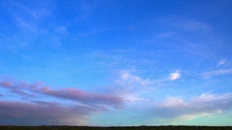 Lebendige-Vanille-Abenddämmerung-Himmel-Landschaft-Blaue-Stunde-Auf-Dem-Land-Im-Winter-In-Einer-Statischen-Weitwinkelaufnahme