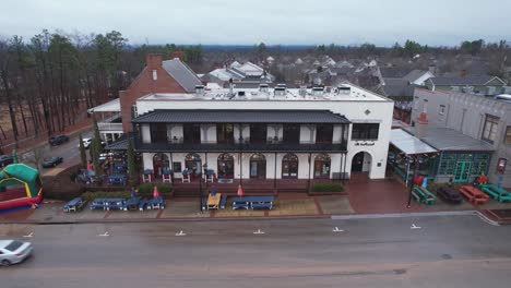 Aerial-pan-of-quaint-small-town-shops-and-eateries-at-Moss-Rock-Preserve-in-Hoover,-Alabama