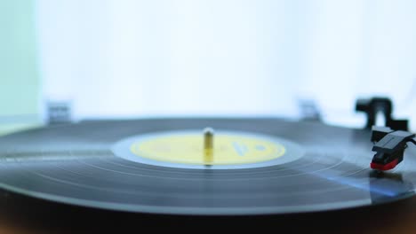 Vinyl-Player-Dreht-Die-Scheibe-Und-Spielt-Musik