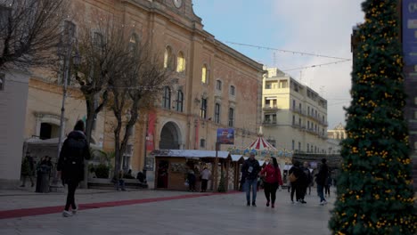 Matera-Italia-Reloj-Y-Mercado-Con-Gente-Caminando