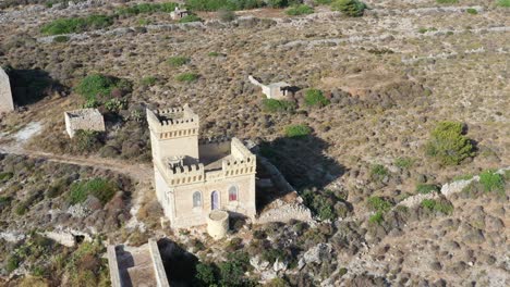 Aerial-Circle-Dolly-Um-Għar-Lapsi-Tower-In-Malta-An-Einem-Sonnigen-Tag