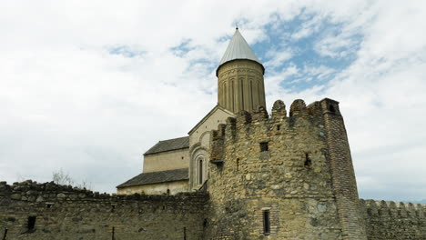 Catedral-Kakhetian-Con-Muros-Defensivos-De-Estilo-Fortaleza-De-La-Alta-Edad-Media