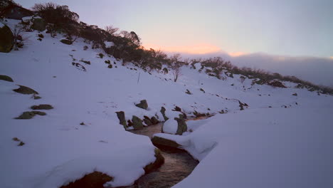 Australien-Schneebedeckter-Fluss-Perisher-Friedlicher-Sonnenuntergang-Beruhigende-Wolken-Bewegen-Sich-Und-Strömen-Im-Winter-Von-Taylor-Brant-Film