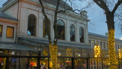 Historischer-Quincy-markt-Mit-Leuchtenden-Weihnachtslichtern-In-Der-Nähe-Von-Faneuil-Hall-In-Der-Innenstadt-Von-Boston,-Massachusetts,-Usa
