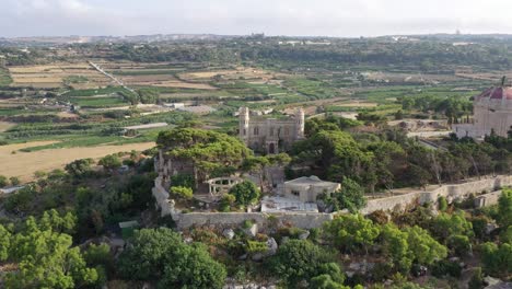 Vista-Aérea-Del-Castillo-Tal-Virtu-En-La-Cima-De-Una-Colina-Ubicado-En-Rabat,-Malta