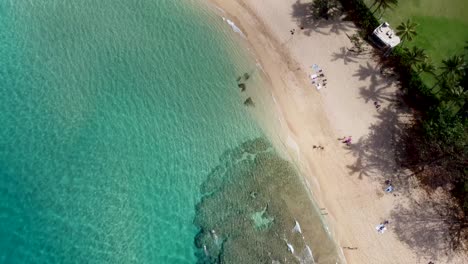 Vista-Aérea-Cinematográfica-De-Una-Isla-Increíble-Costa-De-Hawaii