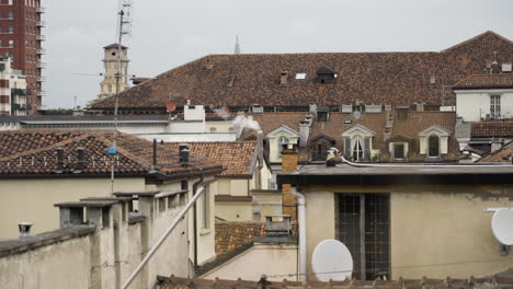 Statische-Aufnahme-Von-Generischen-Dächern-Im-Zentrum-Der-Italienischen-Stadt-In-Europa