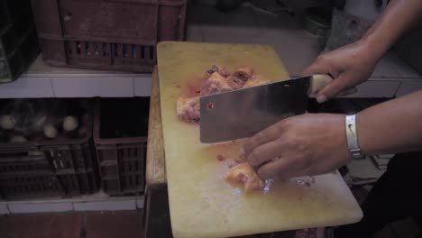 Kochhände-Mit-Messer-Schneiden-Hühnerfiletfleisch-An-Bord-In-Der-Küche-Hände-Schneiden-Frisches-Hühnerfleisch-Auf-Schneidebrett-In-Der-Küche---Nahaufnahme-Metzgermesser