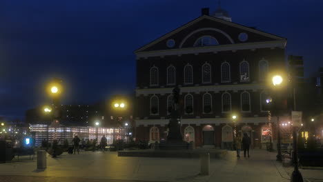 Gente-Deambulando-Por-El-Mercado-De-Faneuil-Hall-Durante-La-Noche-En-Boston,-Massachusetts