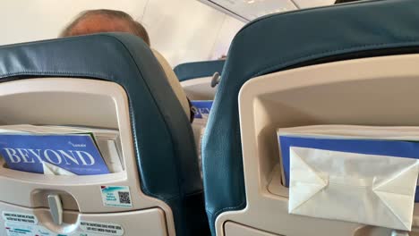 Reisen-Mit-Luxair-Airlines-Ziel-Malaga-Spanien,-Flugzeugsitz-In-Einem-Boeing-flugzeug,-Urlaubsflug,-4k-aufnahme
