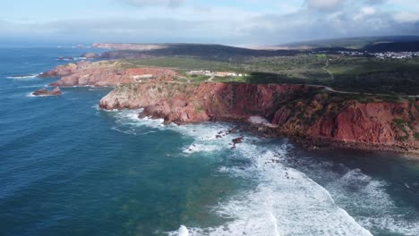 Kreisen-Sie-Mit-Der-Drohne-über-Der-Wunderschönen-Bucht-Von-Amado-In-Südportugal,-Sonniges-Wetter
