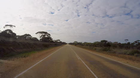 Australien-Outback-Straße-Gopro-Van-Life-Aussie-Fahrt-Zeitraffer-Rote-Straße-Blauer-Himmel-Roadtrip-Leere-Straße-Von-Taylor-Brant-Film