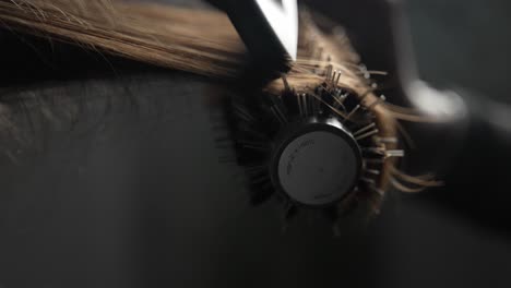Schwarzes-Haar-Wird-Mit-Fön-Und-Bürste-Getrocknet
