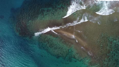 Cinematic-aerial-footage-of-amazing-white-sand-beach-and-tropical-coral-reef-lagoon-on-Tunnels-beach,-Kauai,-Hawaii,-USA