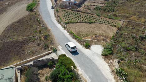 Luftaufnahmen-Von-Drohnen-über-Dem-Auto-Auf-Der-Straße-In-Richtung-Wied-Il-Ghasri-In-Malta