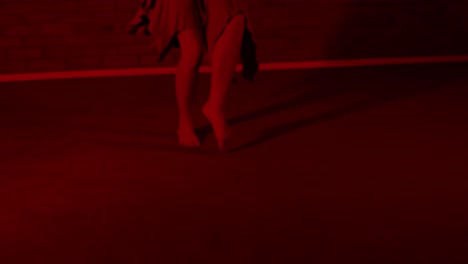 Nackte-Füße-Blick-Auf-Eine-Tänzerin,-Die-In-Einem-Roten-Raum-Tanzt
